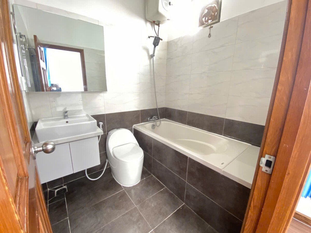 ca ho co 2 toilet day du thiet bi - Giá mua bán căn hộ 3pn số 05 tòa E25 chung cư Belleza phường Tân Mỹ
