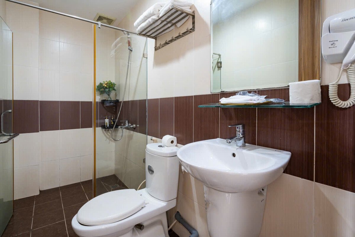 cac phong deu co toilet rieng - Giá cho thuê tòa nhà nguyên căn 27p kinh doanh khách sạn Nội khu Hưng gia 3 T6/2026