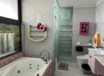 cho -thue-can-ho-the-Panorama-wc-rong