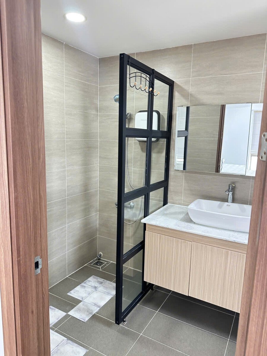 hien trang nha co 2wc - Giảm giá bán gấp căn hộ 3pn tòa C view Biệt thự chung cư Hưng Phúc Happy Residence