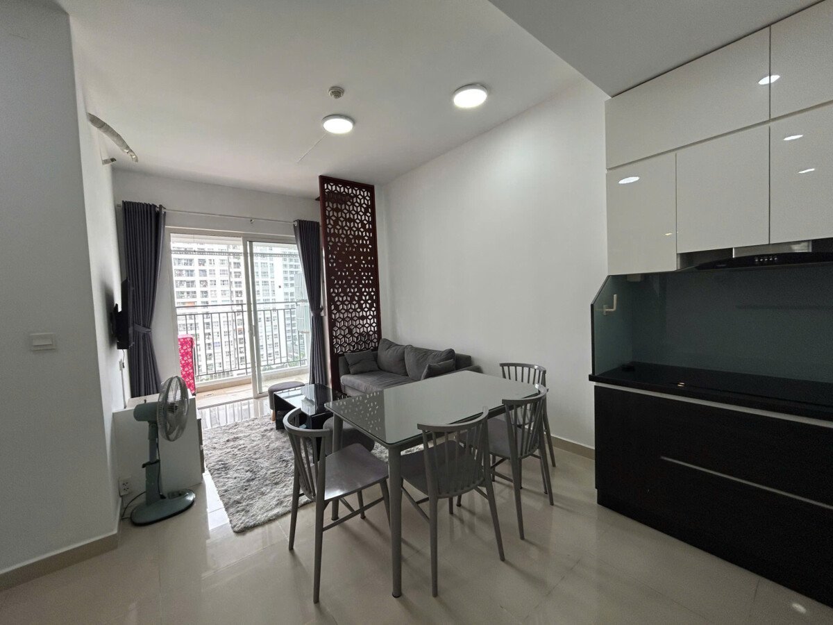 hinh anh phong khach va phong an - Giá mua bán căn hộ 2pn tòa D lầu 9 view sông chung cư Sunrise Riverside Nhà Bè T6/2026