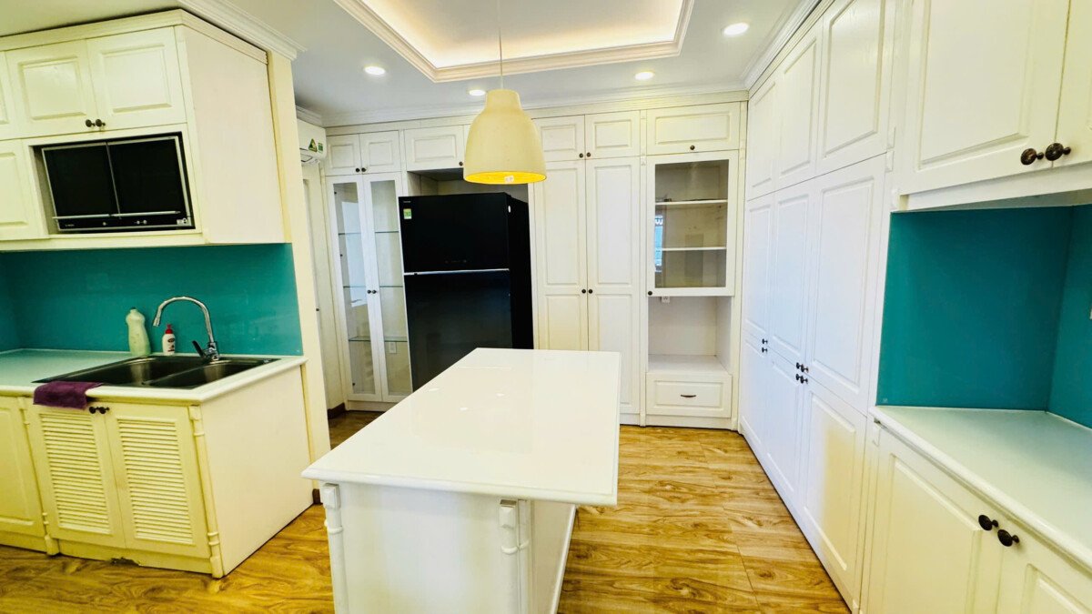 khong gian bep can ho ban 1 - Giá mua bán căn hộ 3pn kiểu CK3 tòa C chung cư Riverside Residence phường Tân Mỹ T7/2026