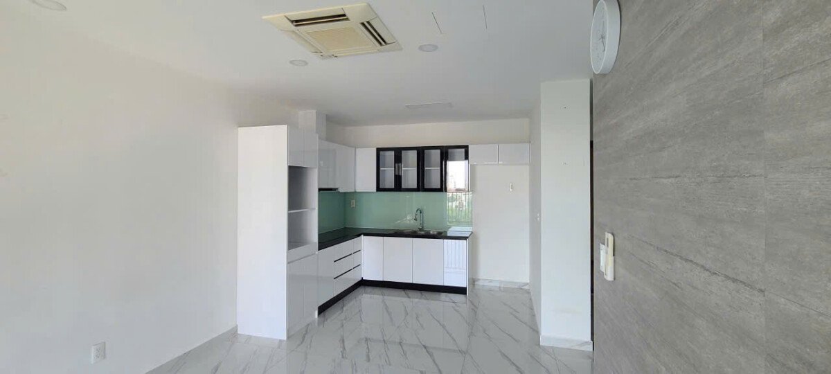 khong gian bep mo - Giá mua bán căn hộ 2pn lầu 11 tòa B chung cư Sunrise Riverside Nhà Bè T6/2026