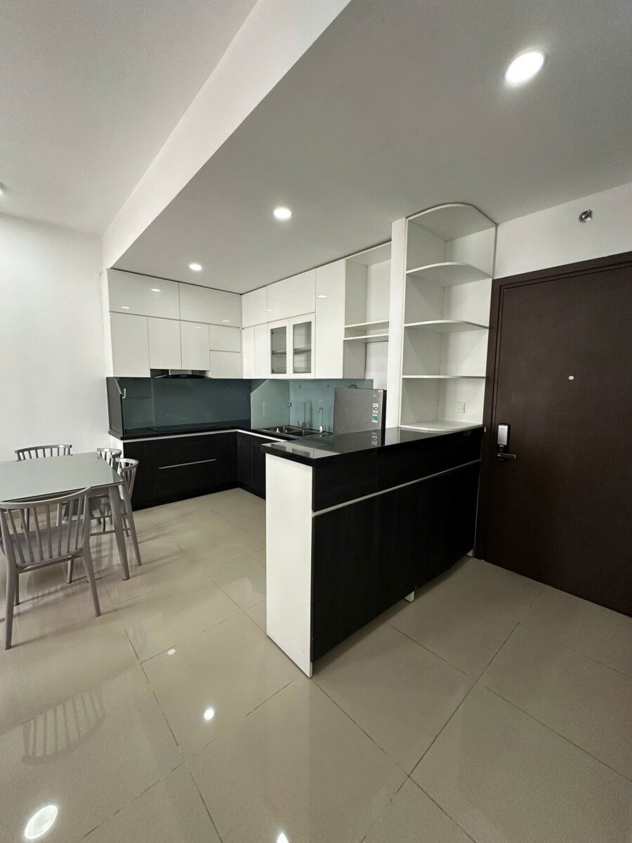 khong gian bep rong rai 12 - Giá mua bán căn hộ 2pn tòa D lầu 9 view sông chung cư Sunrise Riverside Nhà Bè T6/2026