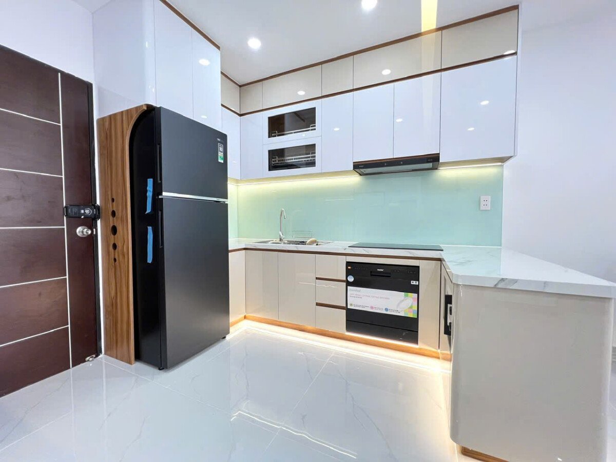 khong gian bep rong rai 2 - Giá mua bán căn hộ 2pn tòa 7D chung cư Sky Garden 3 phường Tân Hưng T6/2026