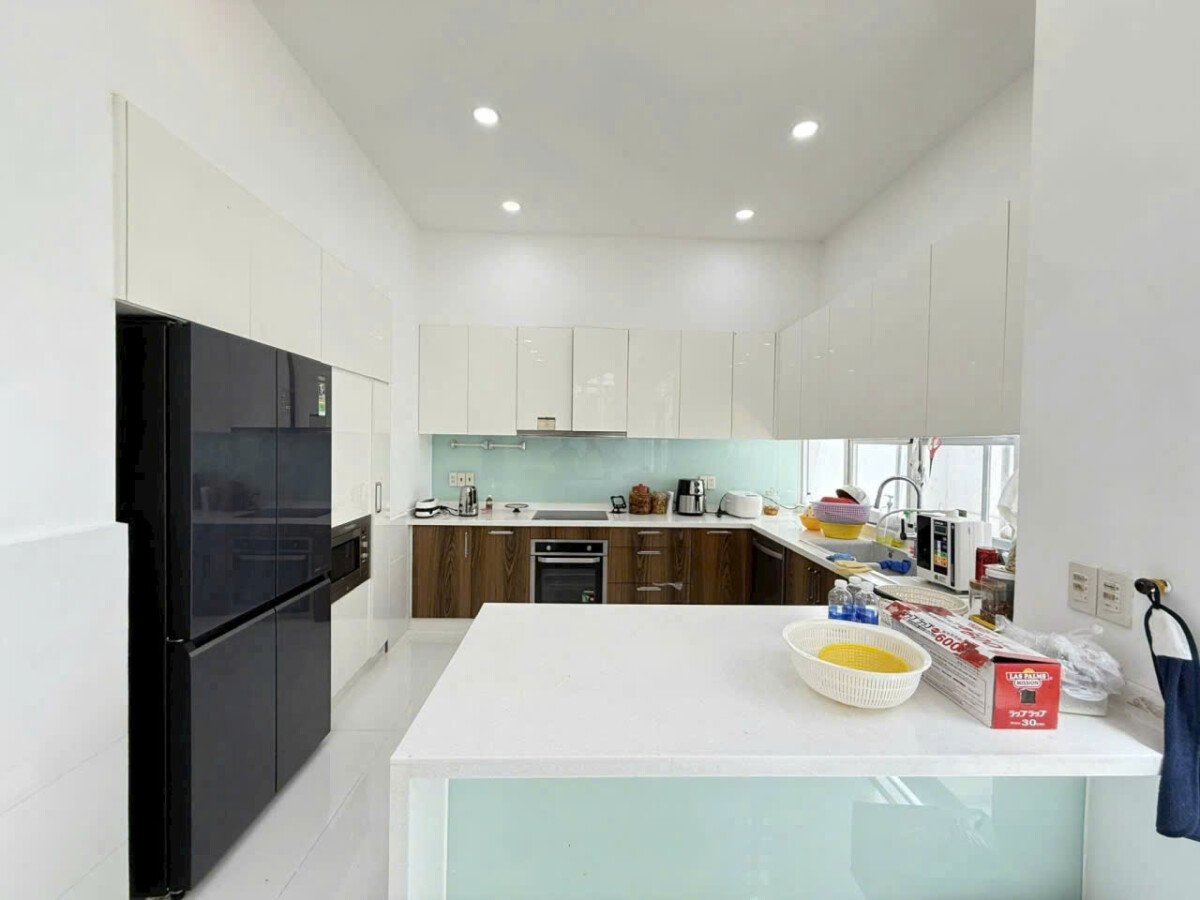 khong gian bep rong rai 7 - Giảm còn 33,5 tỷ bán Biệt thự 4pn Nội khu Hưng Thái 1 phường Tân Hưng T6/2026