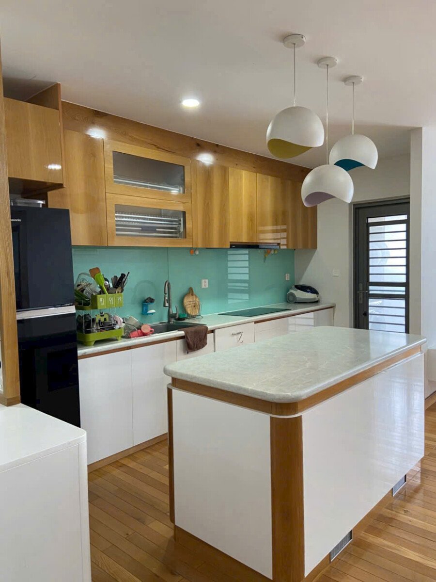 khong gian bep rong rai 9 - Giá mua bán căn hộ 2pn lầu 20 tòa B chung cư Riverpark Premier phường Tân Hưng T6/2026