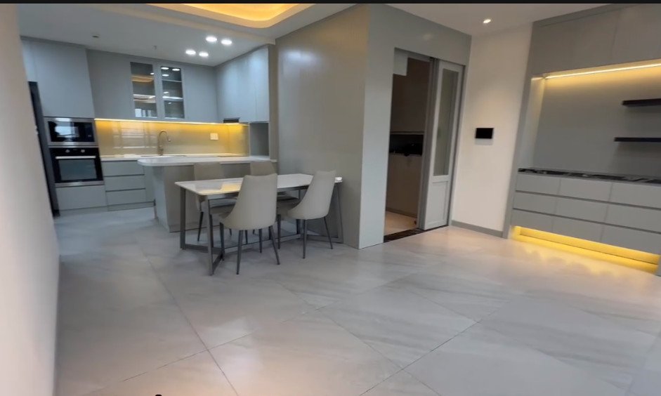 khong gian bep va phong an 1 - Giá mua bán căn hộ Tophouse 151m2 tòa C chung cư Scenic Valley 1 phường Tân Mỹ T7/2026