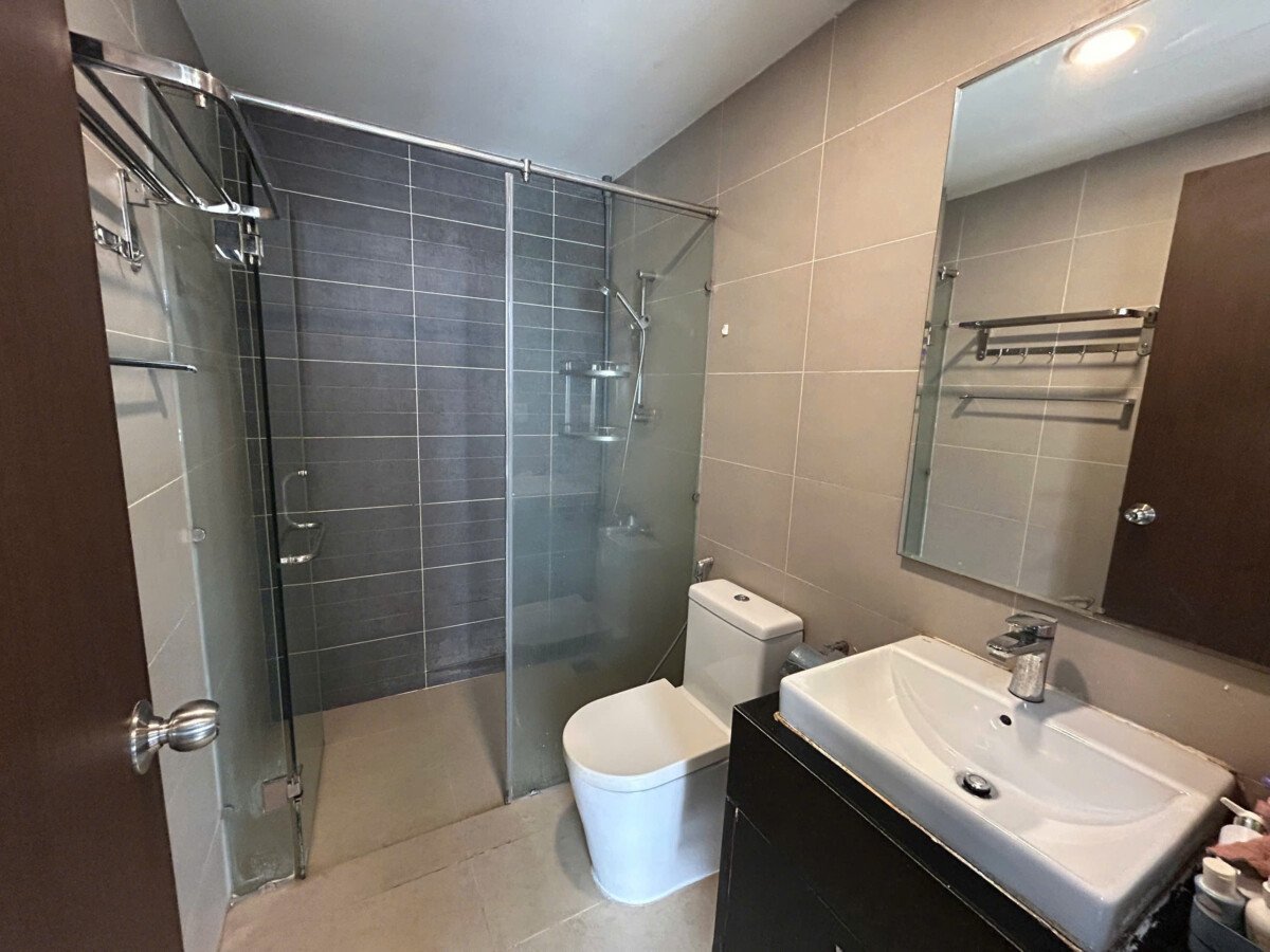 nha co 2 toilet hoan thien nhu hinh - Giá mua bán căn hộ 2pn tòa D lầu 9 view sông chung cư Sunrise Riverside Nhà Bè T6/2026
