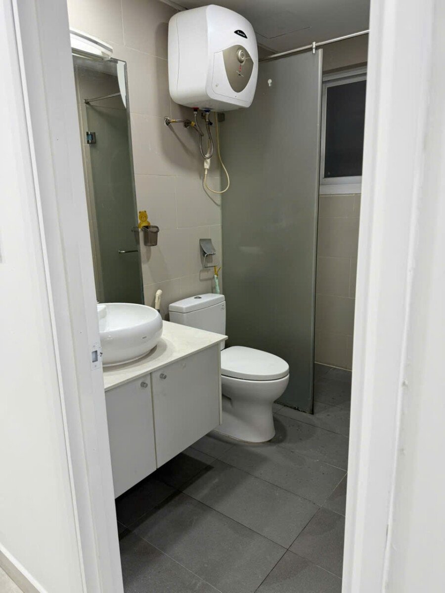 nha co 2 wc hoan thien nhu hinh - Giá mua bán căn hộ 3pn số 01 tòa L chung cư Happy Valley phường Tân Hưng T7/2026