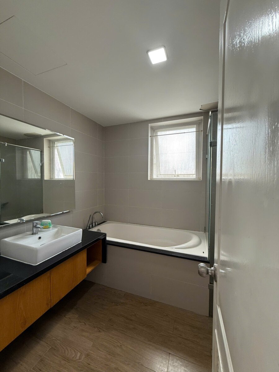 nha tam day du thiet bi 1 - Giá mua bán căn hộ 3pn mã Ck2 tòa C chung cư Riverside Residence phường Tân Mỹ T6/2026