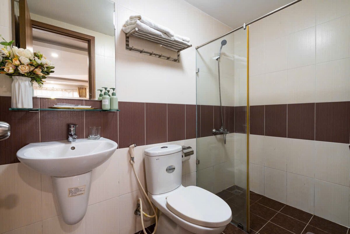 nha tam day du thiet bi - Giá cho thuê tòa nhà Khách Sạn 27p đường Nội khu Hưng Gia Hưng Phước phường Tân Hưng T6/2026