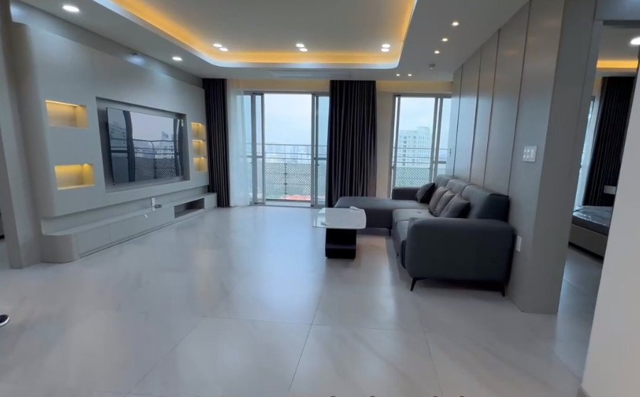 phong khach can ho 4 - Giá mua bán căn hộ Tophouse 151m2 tòa C chung cư Scenic Valley 1 phường Tân Mỹ T7/2026