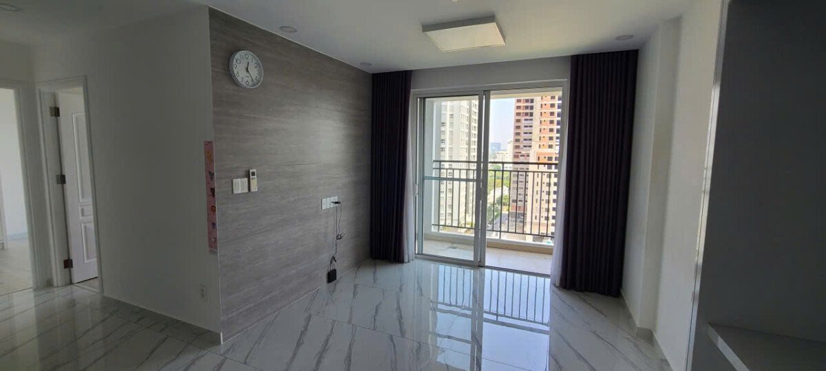 phong khach can ho ban 12 - Giá mua bán căn hộ 2pn lầu 11 tòa B chung cư Sunrise Riverside Nhà Bè T6/2026
