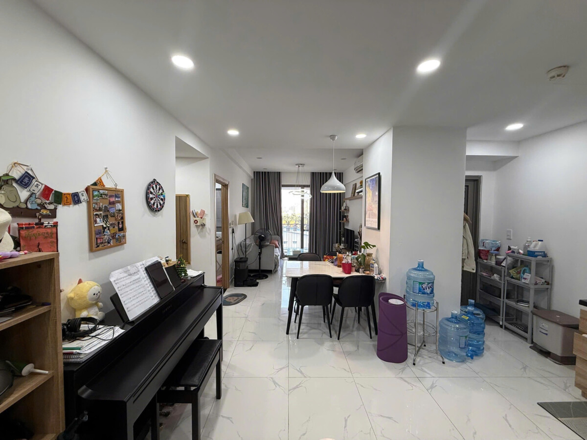 phong khach can ho ban 27 - Giá mua bán căn hộ 2pn 75m2 view sông chung cư Saigon South Nhà Bè T6/2026