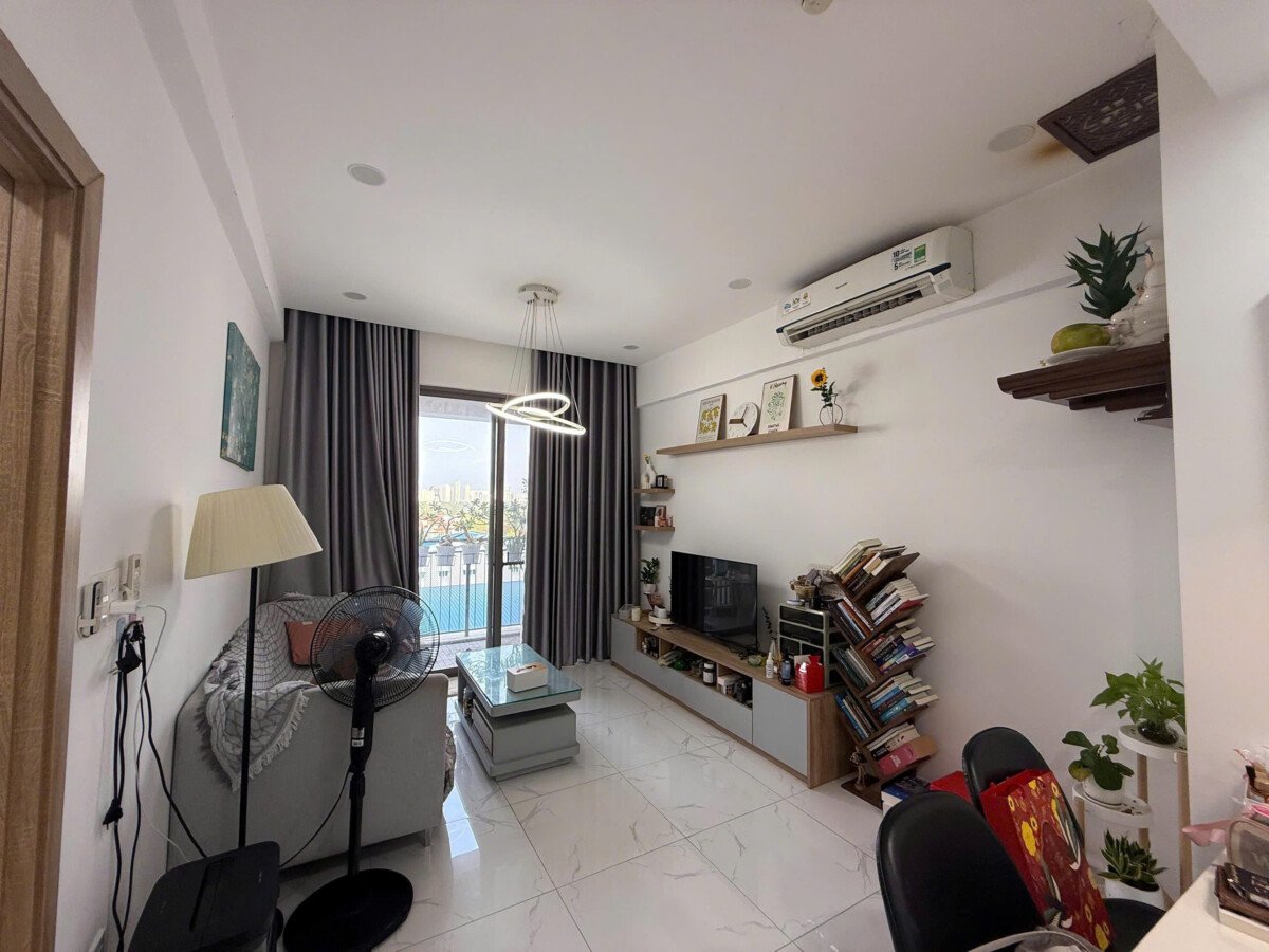 phong khach rong rai 1 - Giá mua bán căn hộ 2pn 75m2 view sông chung cư Saigon South Nhà Bè T6/2026
