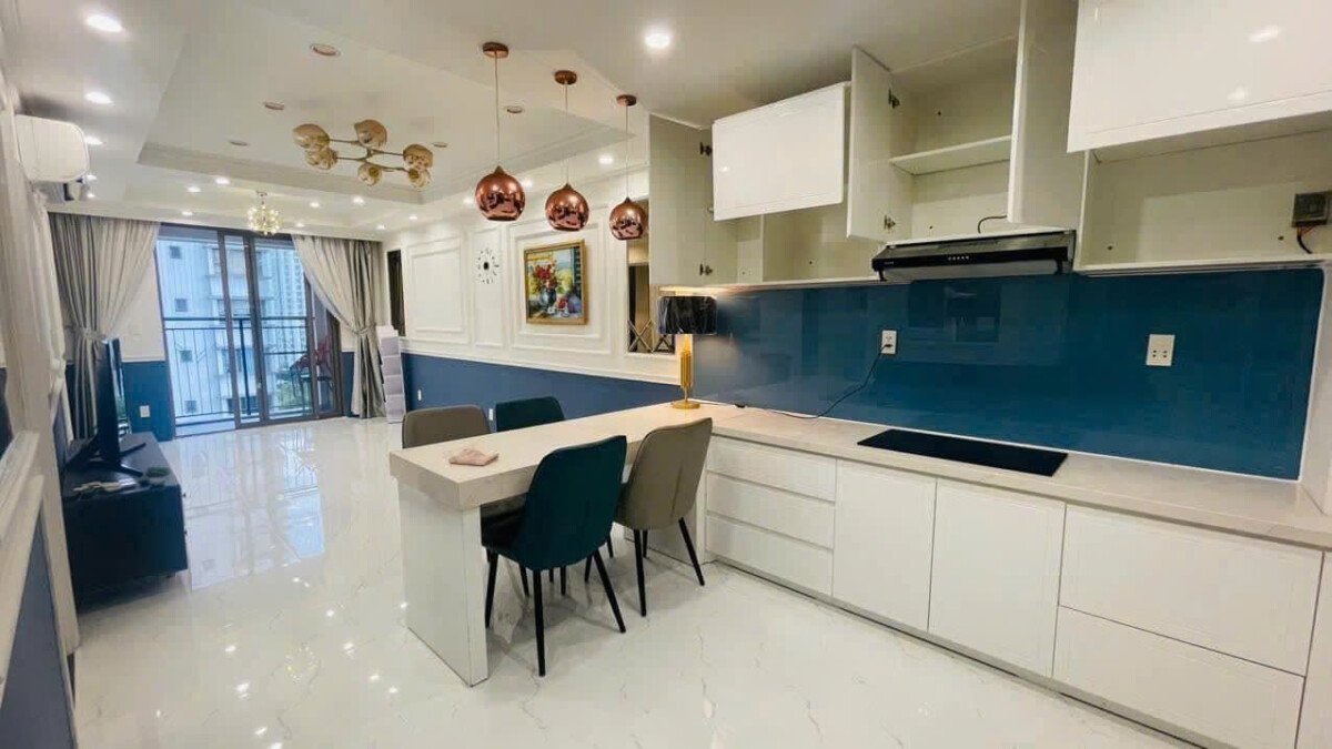 toan canh phong khach va bep can ho ban - Giá mua bán căn hộ 2pn chung cư Saigon South Residences Nhà Bè T7/2026