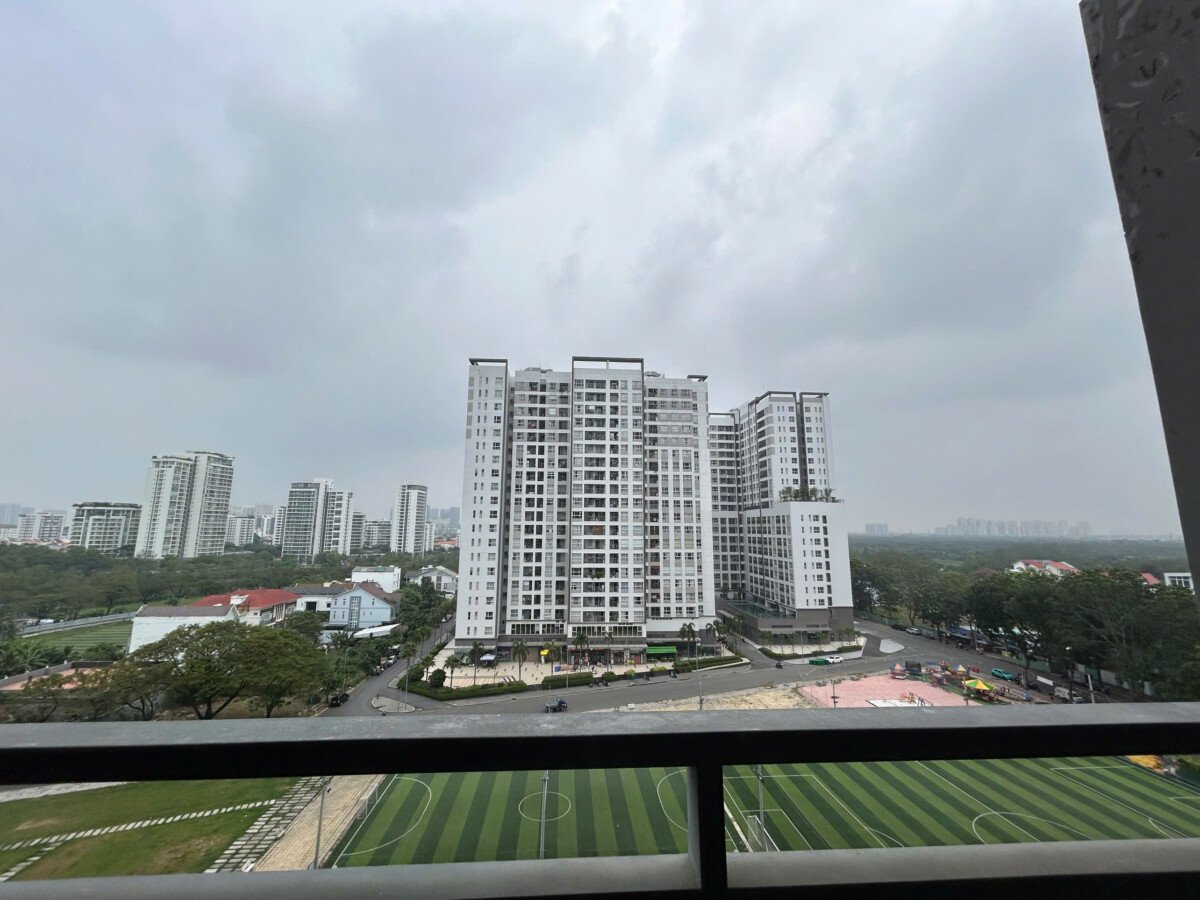 view balcony phong khach 2 - Giá mua bán căn hộ 2pn tòa D lầu 9 view sông chung cư Sunrise Riverside Nhà Bè T6/2026