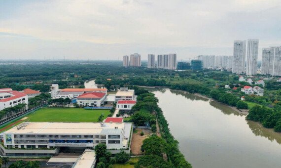 view balcony phong khach lien ke song va truong quoc te nam sai gon 570x340 - Trang chủ
