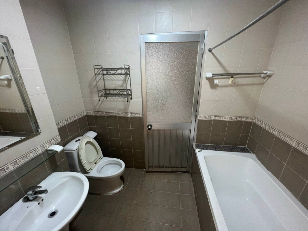 wc co bon tam nam 1 - Bán căn hộ Sky Garden 1. DT 71m2 Lầu đẹp- thiết kế 2 Phòng ngủ-1wc- Hiện đang trống xem dễ. Giá 4.5 Tỷ