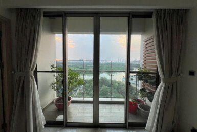 balcony phong khach 2 385x258 - Mua b&aacute;n căn hộ chung cư Midtown Ph&uacute; Mỹ Hưng Phường T&acirc;n Mỹ gi&aacute; rẻ