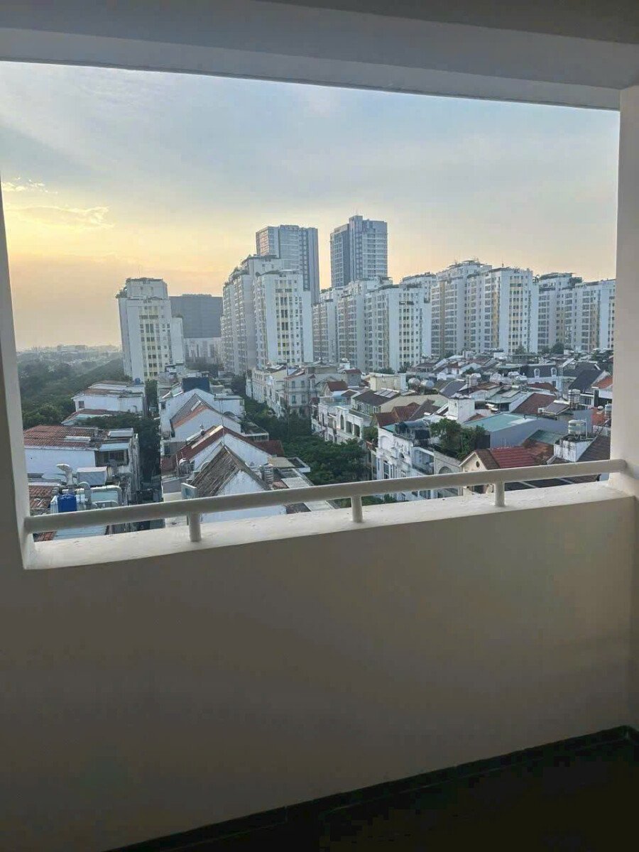 balcony phong khach can ho - Giá mua bán căn hộ Penthouse 3pn chung cư Hưng Vượng 3 phường Tân Hưng T7/2026
