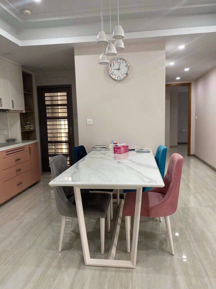 ban can 4 ghe rong rai - Bán gấp căn hộ 2pn tòa D chung cư Saigon South Residences Nhà Bè T8/2026