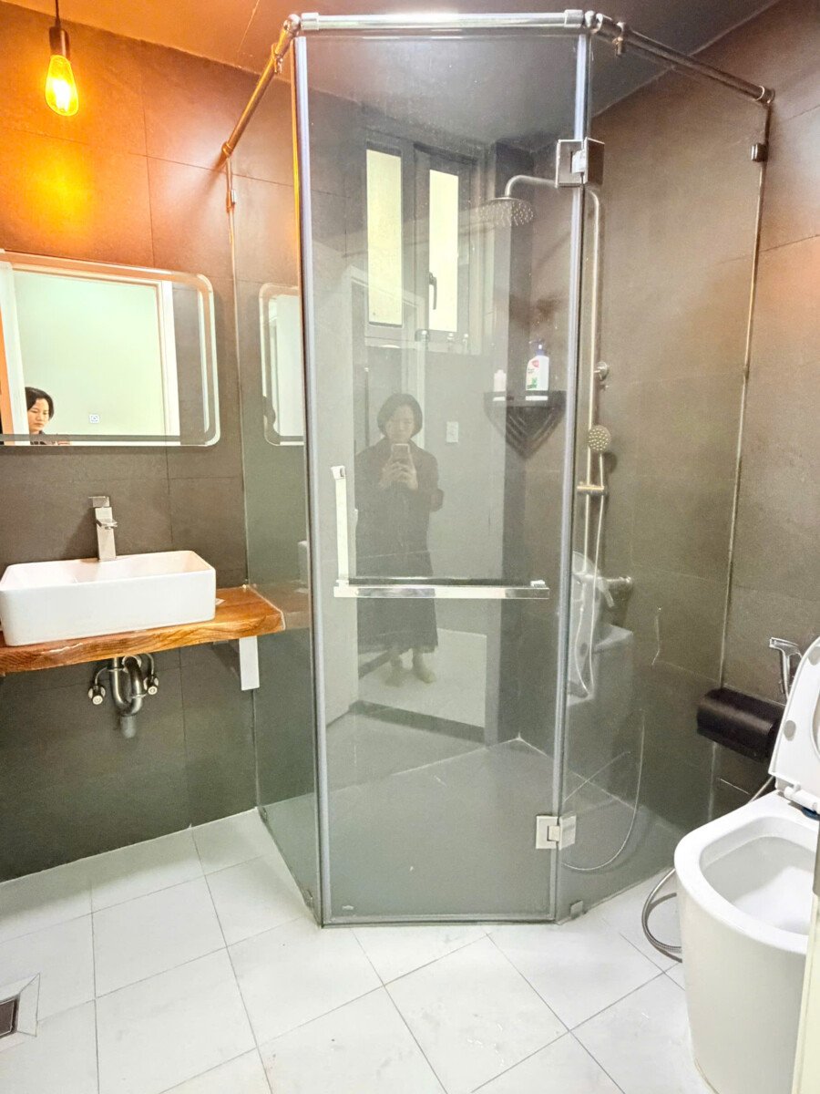 can ho co 2 nha tam nhu hinh 1 - Bán gấp căn hộ 2pn số 04 tòa A chung cư Saigon South Residences t8/2026