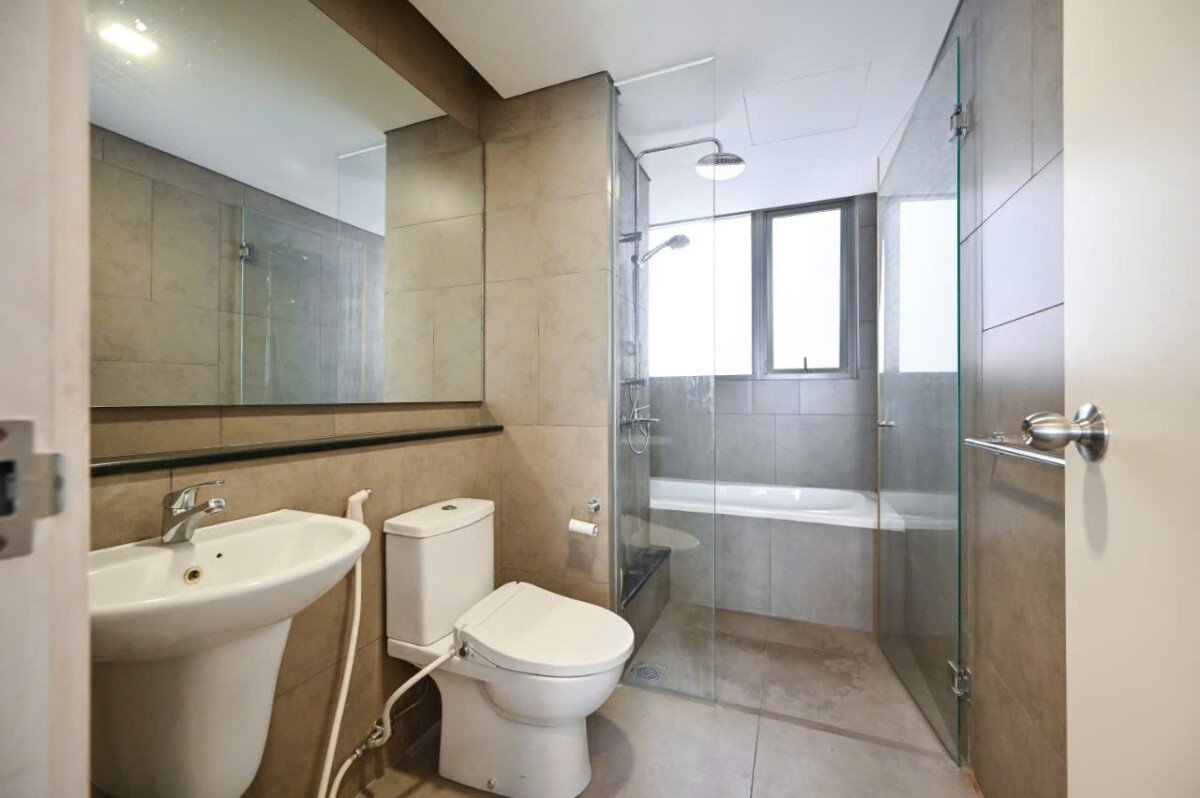 can ho co 2 toilet day du nhu hinh - Giá mua bán căn hộ 3pn Tháp T4 số 02 chung cư Riviera Point Phường Tân Mỹ T7/2026