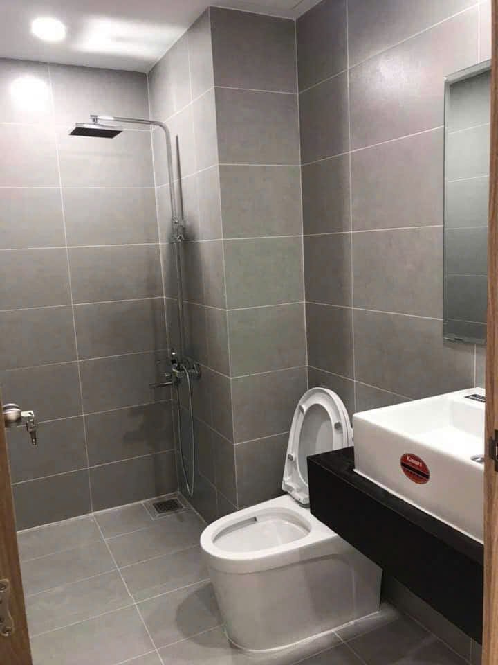 can ho co 2 toilet day du thiet bi 1 - Giá mua bán căn hộ 2pn tòa G căn số 15 chung cư Sunrise Riverside Nhà Bè T7/2026