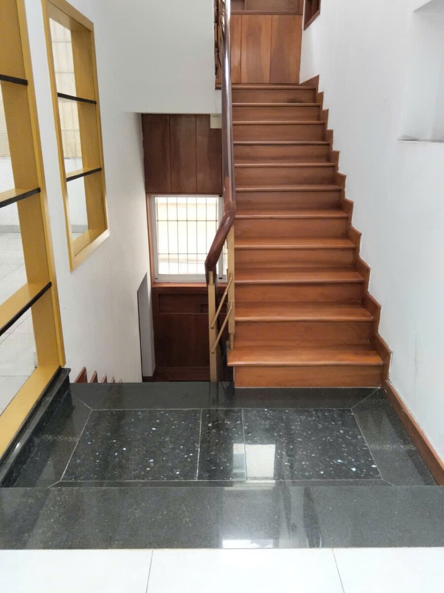cau thang bo len lau 1 - Giá cho thuê nhà phố nguyên căn số 1451 đường Nguyễn văn Linh phường Tân Hưng T8/2026