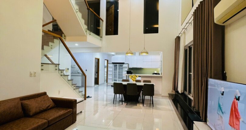 Cho thuê Penthouse Sky Garden 3. DT 250m2 Thiết kế 2 sân rất rộng- 5 phòng ngủ- 3wc- Nội thất mới- Giá 65 Triệu/Tháng