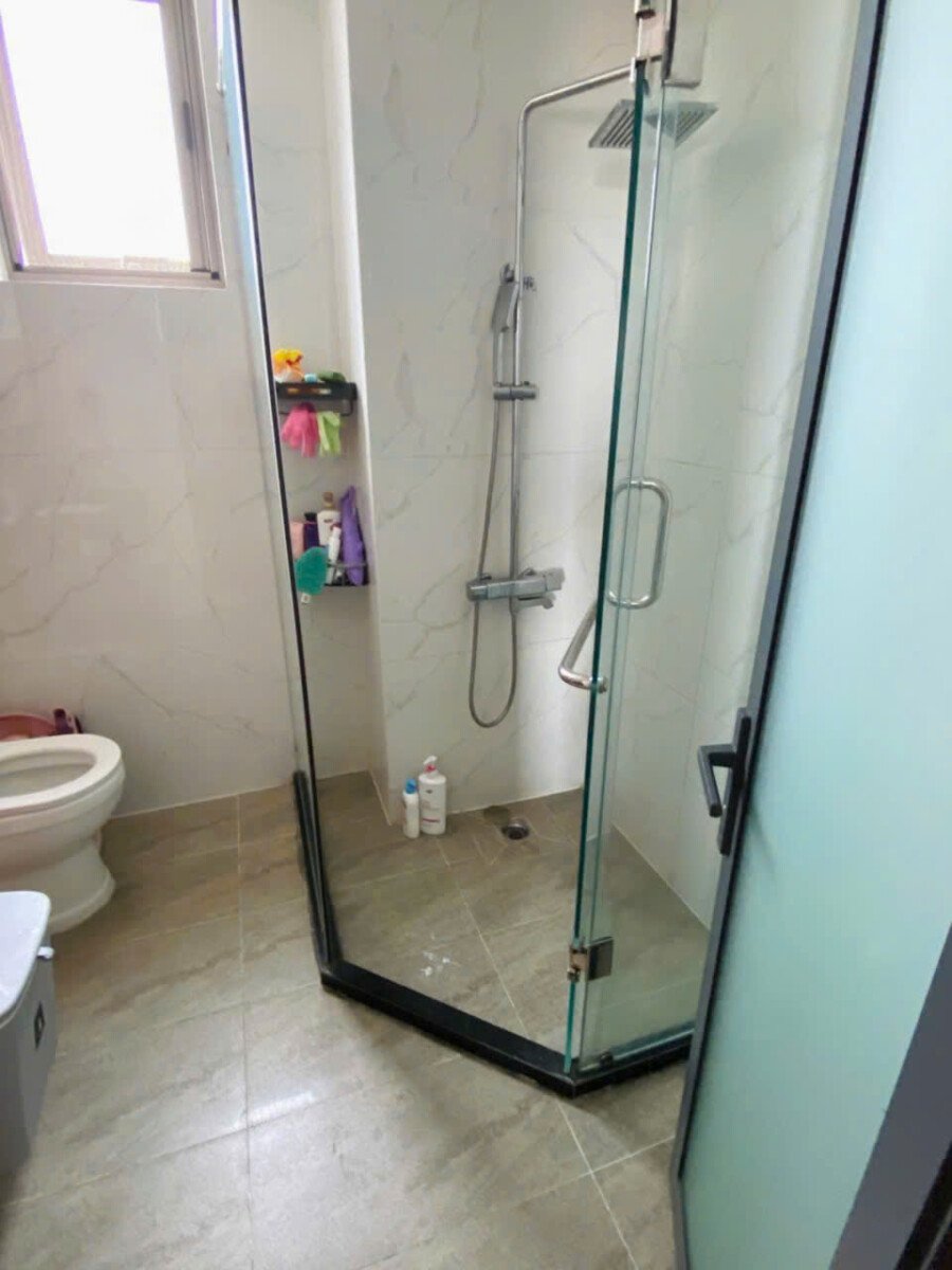 hien trang nha co 2 nha tam hoan thien nhu hinh - Giá mua bán căn hộ 3pn tòa B chung cư Saigon South T8/2026