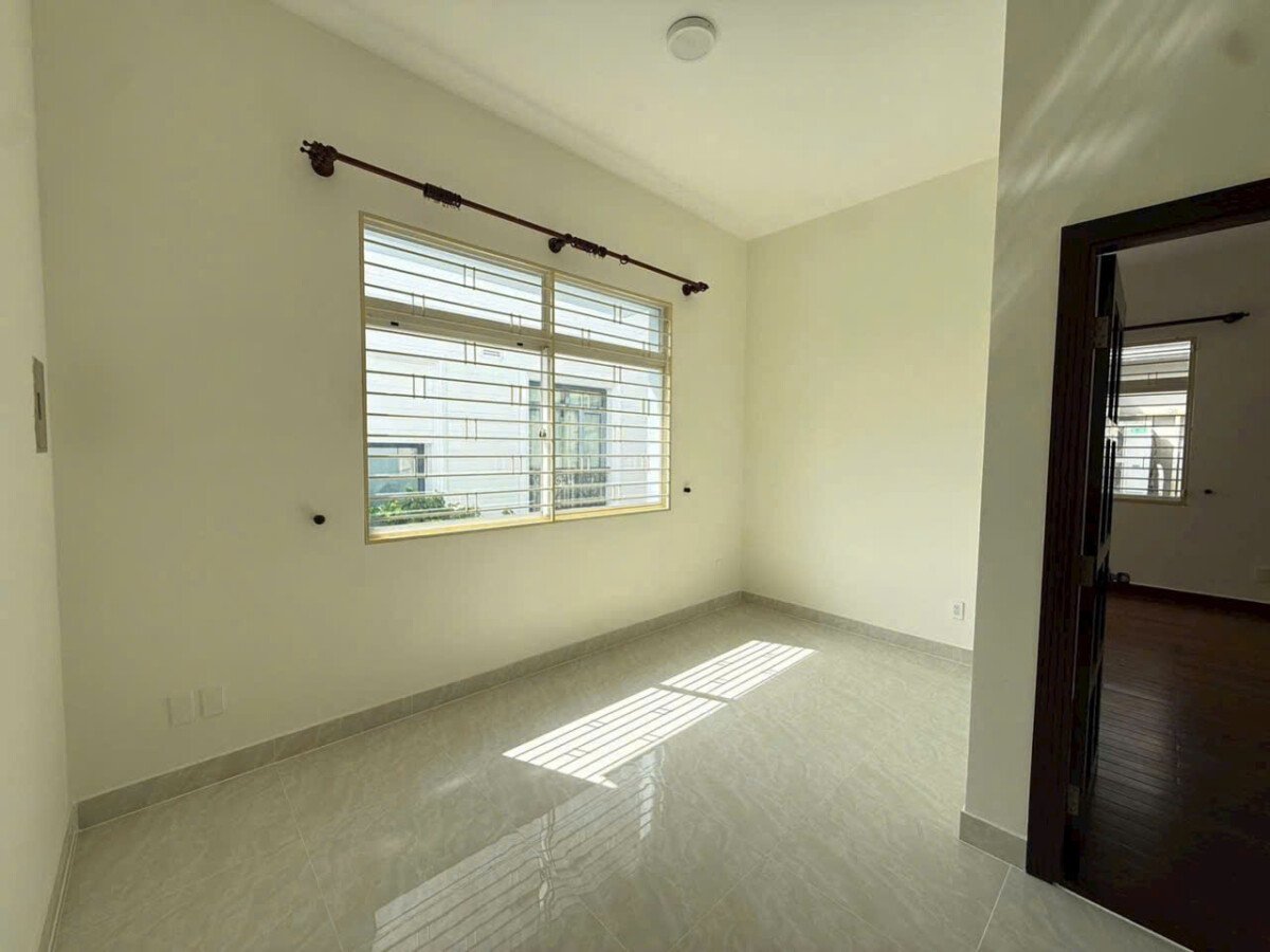 hien trang nha hoan thien noi that co ban nhu hinh - Giá cho thuê nhà Biệt thự 5pn đường Phạm Thái Bường Phú Mỹ Hưng T7/2026