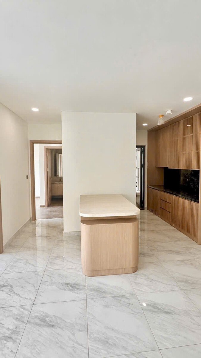 khong gian bep rong rai 12 - Giá mua bán căn hộ 2pn tòa A chung cư Essensia Sky Nhà Bè T8/2026