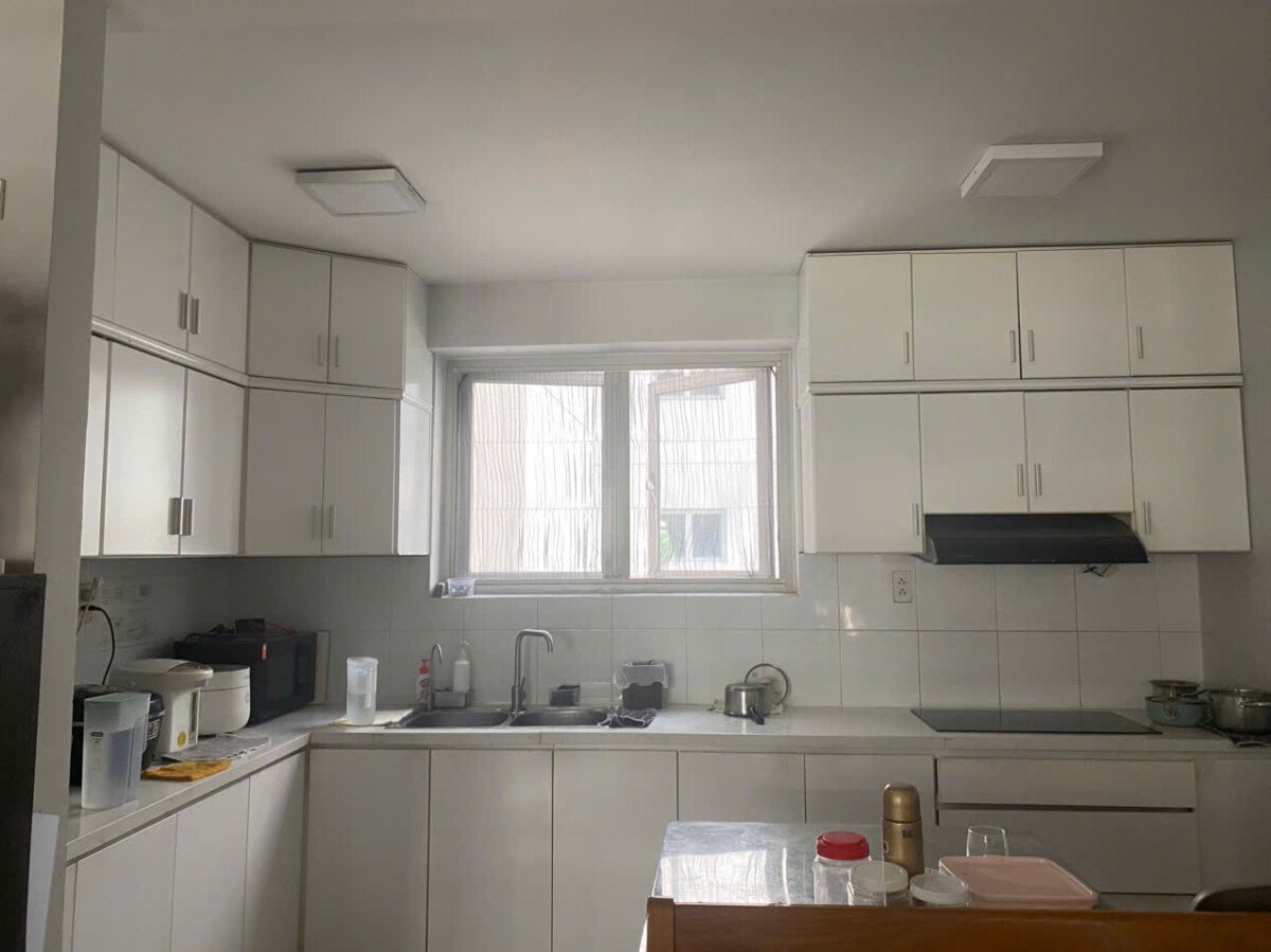 khong gian bep rong rai 15 - Giá mua bán căn hộ 3pn tòa B chung cư Garden Court 1 phường Tân Hưng T8/2026