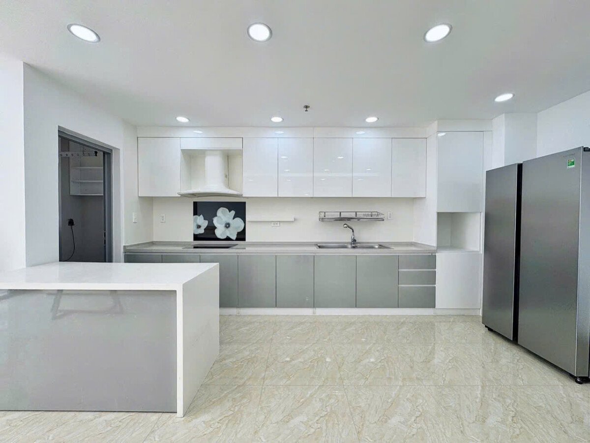 khong gian bep rong rai 3 - Giá mua bán căn hộ 3pn số 03 tòa D chung cư Green Valley phường Tân Mỹ T7/2026
