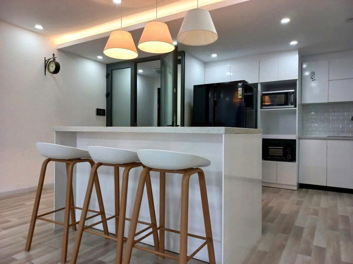 khong gian bep rong rai 6 - Giá mua bán căn hộ 3pn tòa E chung cư Scenic Valley 1 phường Tân Mỹ T7/2026