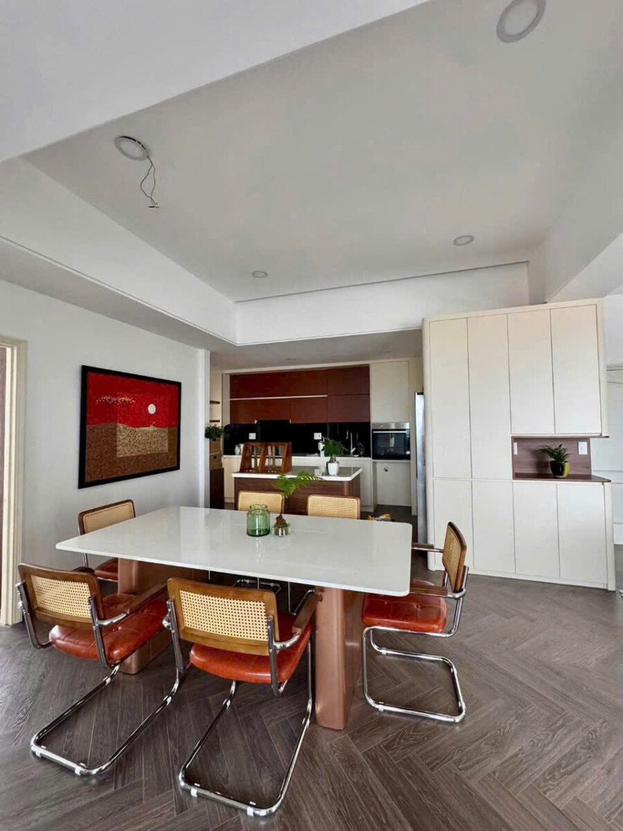 khong gian phong an va bep 1 - Giá mua bán căn hộ Penthouse 3pn tòa B chung cư Park View phường Tân Hưng T7/2026