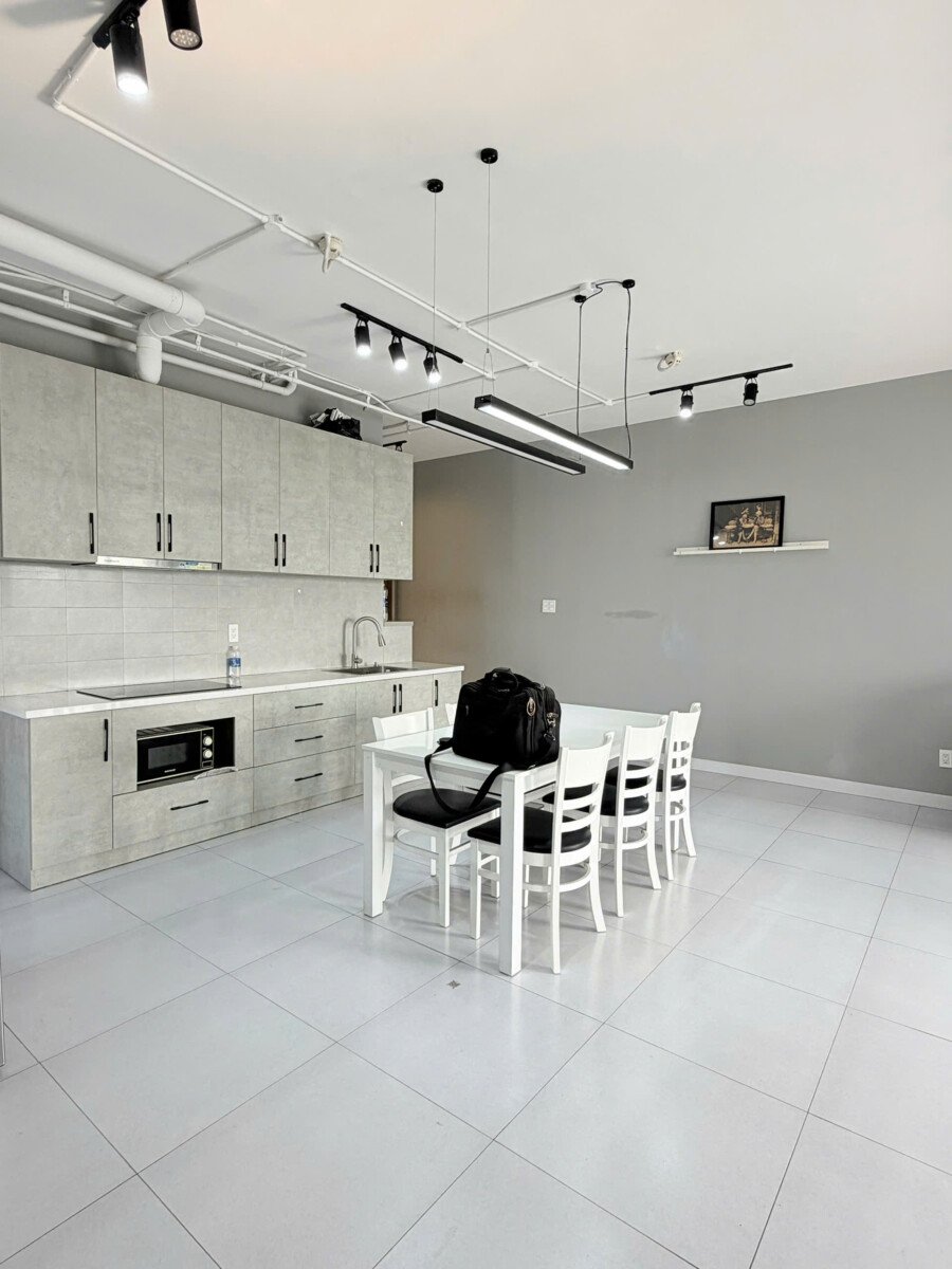 khong gian phong an va bep 3 - Bán gấp căn hộ 2pn số 04 tòa A chung cư Saigon South Residences t8/2026