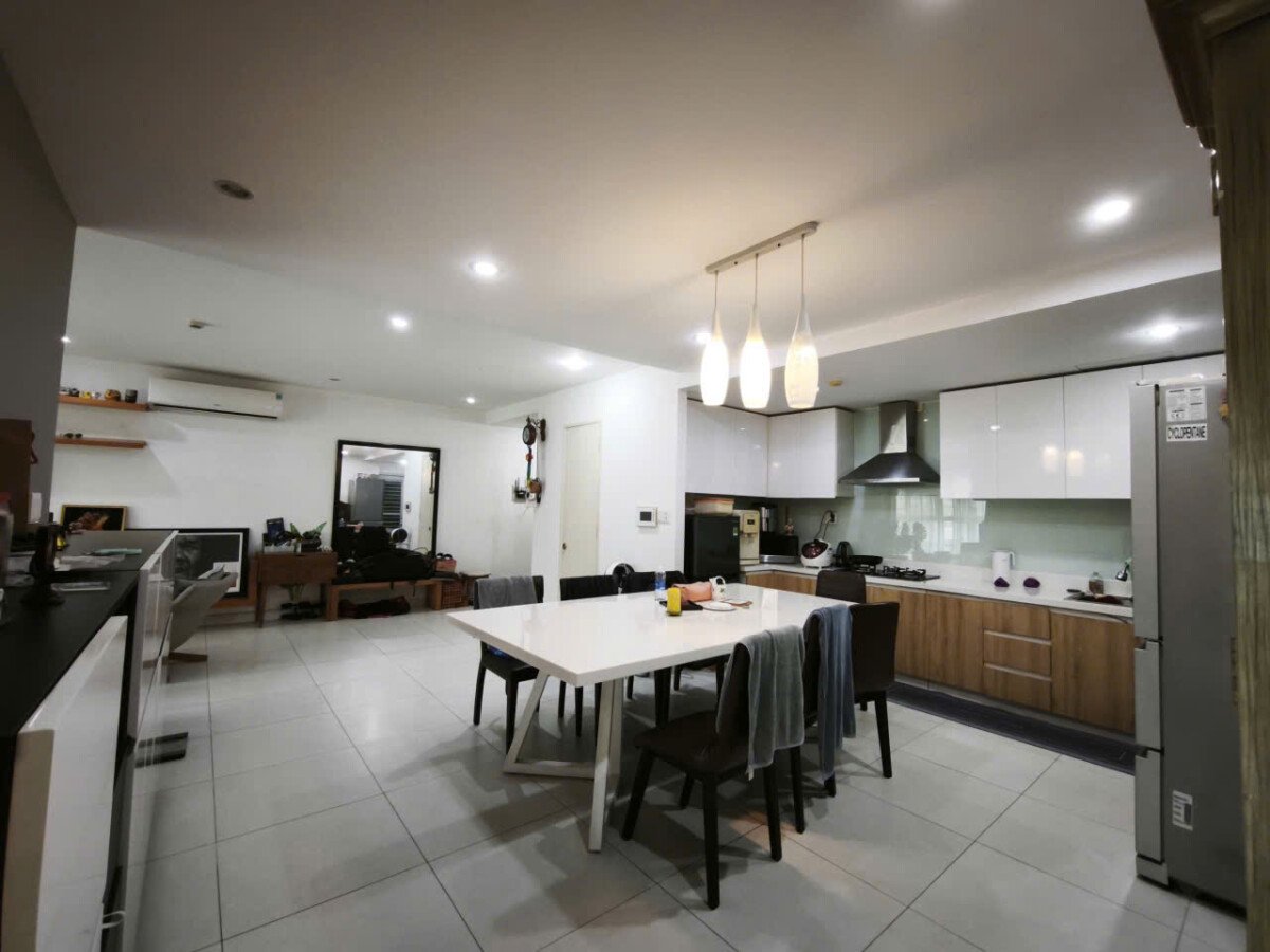 khong gian phong an va bep rong rai - Giá mua bán căn hộ 3pn chung cư R18 Phú Mỹ Hưng phường Tân Hưng T8/2026
