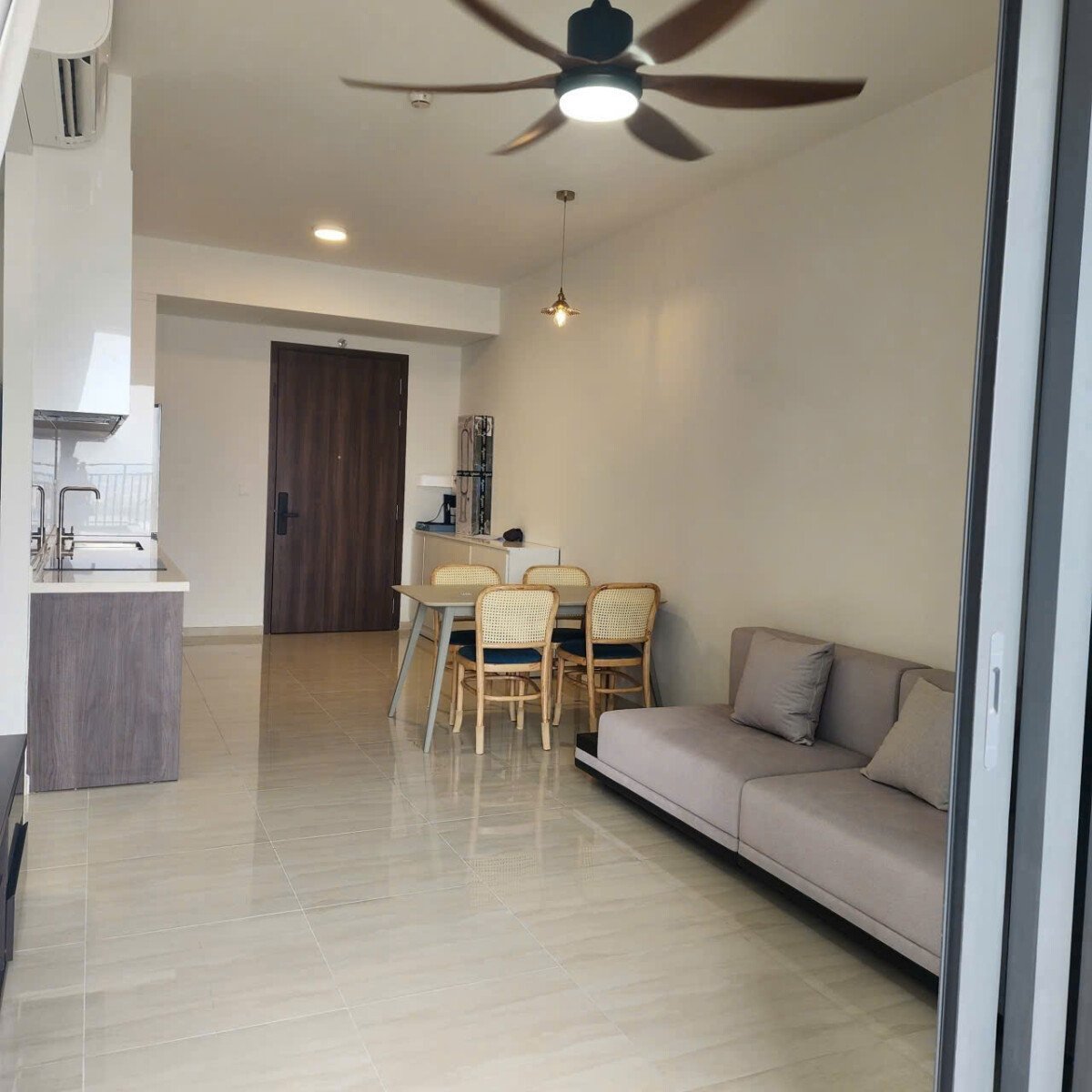 khong gian phong khach rong rai 1 - Giá mua bán căn hộ 1pn Tháp T9 căn 04 chung cư The Infiniti phường Tân Mỹ T7/2026