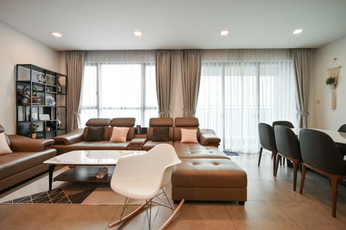 khong gian phong khach rong rai - Giá mua bán căn hộ 3pn Tháp T4 số 02 chung cư Riviera Point Phường Tân Mỹ T7/2026