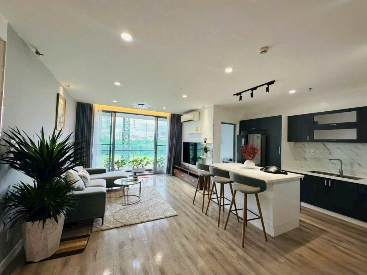 khong gian phong khach va bep - Giá mua bán căn hộ 3pn tòa A chung cư Green Valley phường Tân Mỹ T8/2026