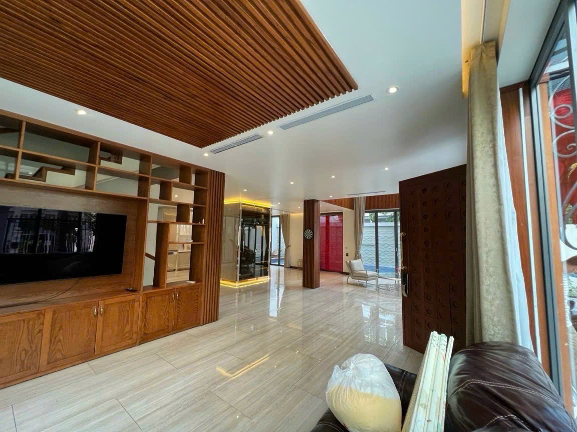 khong gian tang tret biet thu cho thue - Giá cho thuê nhà Biệt thự 4pn có hồ bơi Khu đô thị Phú Mỹ Hưng phường Tân Hưng T7/2026