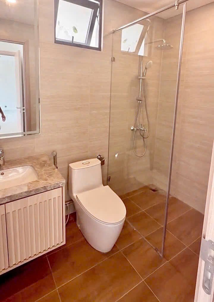 nha ban giao co 2 toilet hoan thien nhu hinh - Giá mua bán căn hộ 2pn tòa A chung cư Essensia Sky Nhà Bè T8/2026