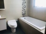nha-co-2-toilet-hoan-thien-nhu-hinh
