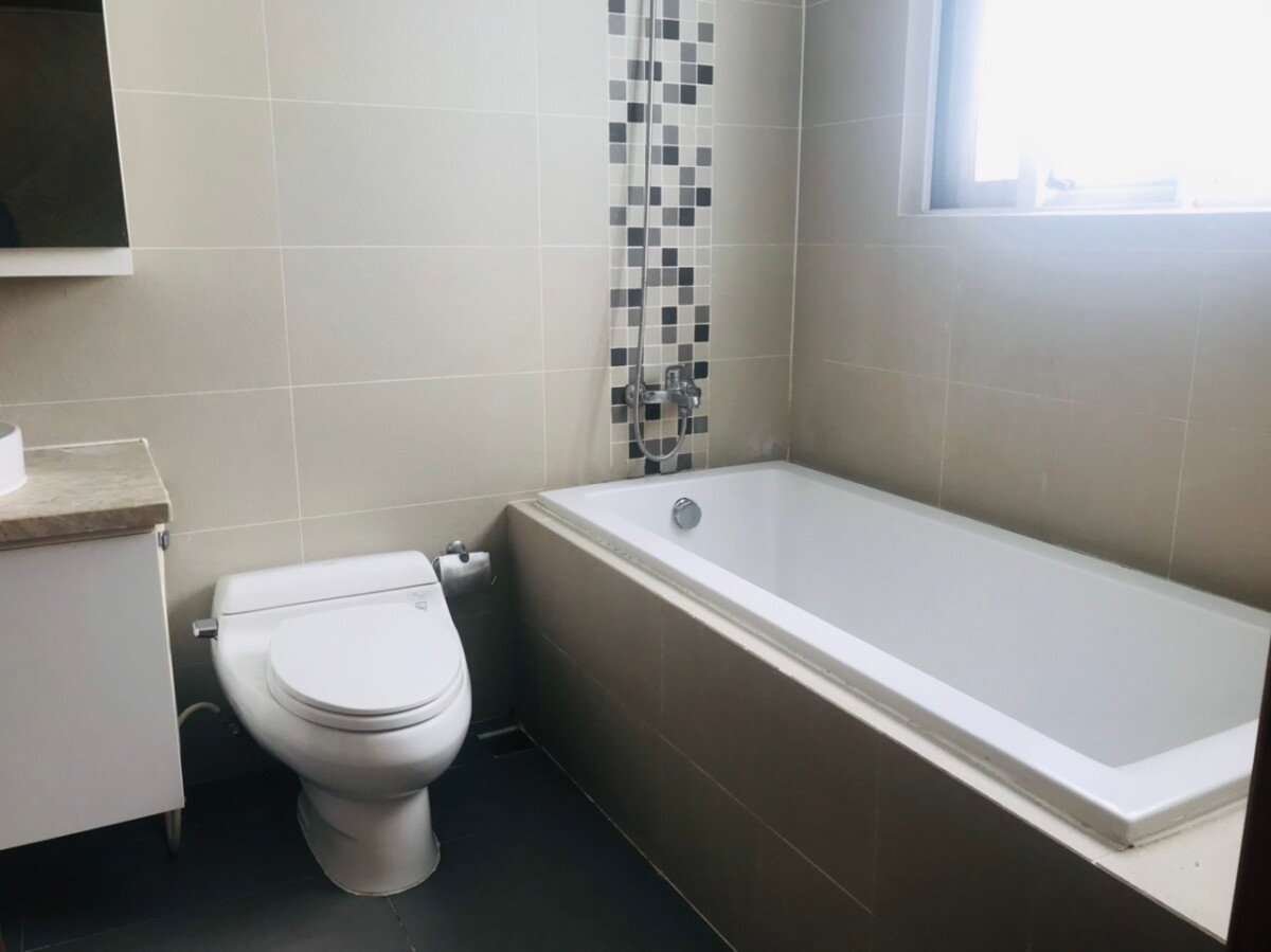 nha co 2 toilet hoan thien nhu hinh 1 - Giá mua bán căn hộ 3pn tòa G số 03 chung cư Happy Valley phường Tân Hưng T7/2026