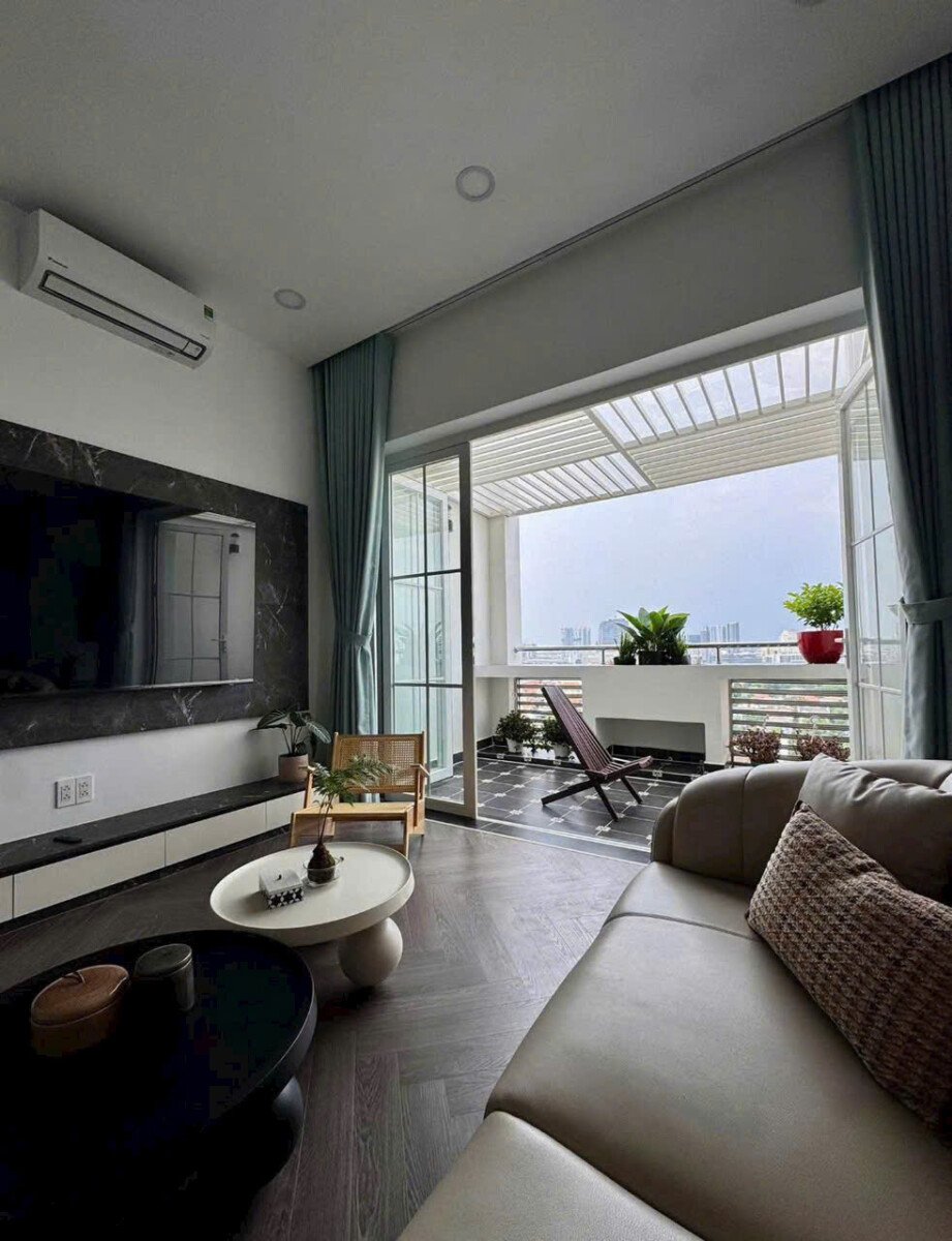 phong khach can ho ban 22 - Giá mua bán căn hộ Penthouse 3pn tòa B chung cư Park View phường Tân Hưng T7/2026