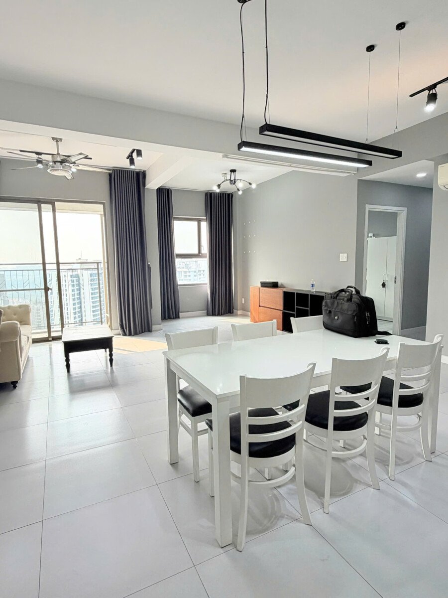 phong khach can ho ban 36 - Bán gấp căn hộ 2pn số 04 tòa A chung cư Saigon South Residences t8/2026